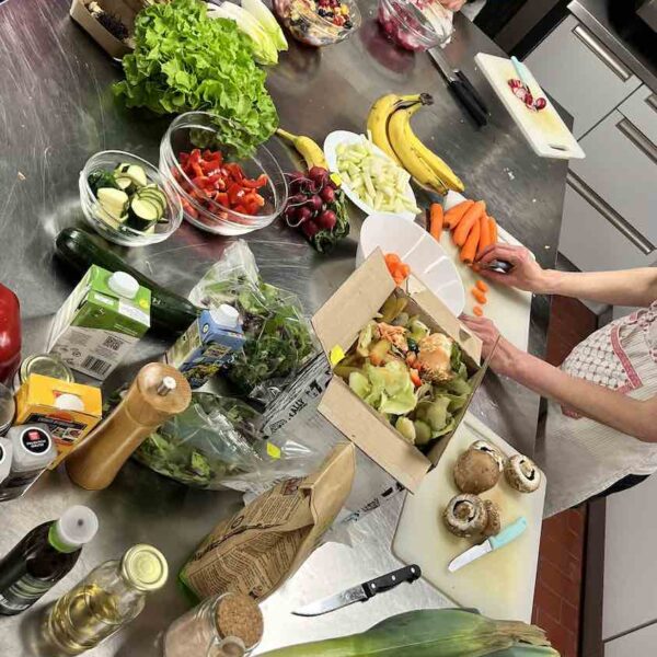Schnippeldisco der Essbaren Stadt Böblingen, fleißige Hände bei der Arbeit