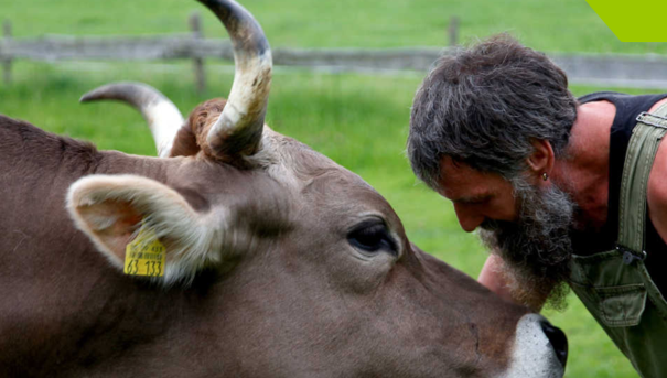 Hans-Peter vom Lebenshof Zeh mit einem seiner Schützlinge