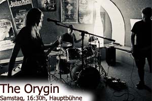 Band in einem Gewölbekekkerartigen Raum mit Plakaten an der Wand. 3 Musiker:innen mit Gitarre/Gesang, Schlagzeug und Bas. Unterschrift: The Orygin Samstag, 16:30 Uhr Hauptbühnes