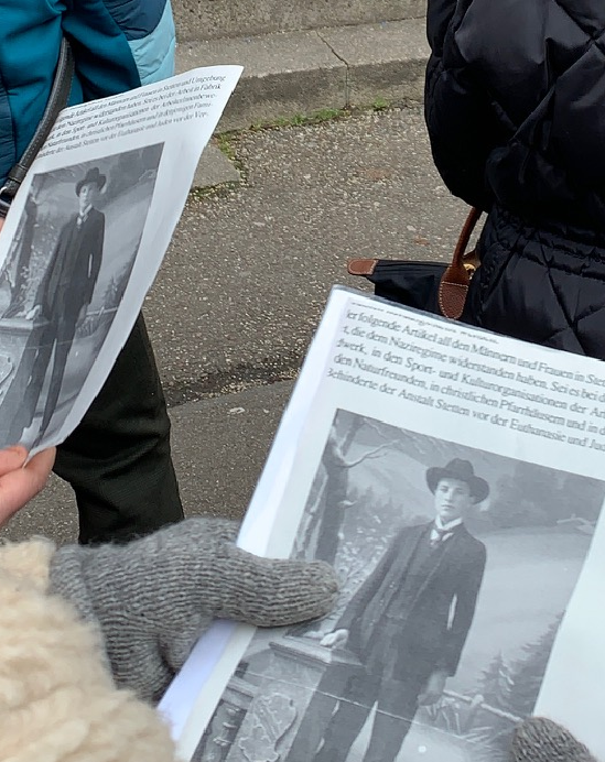 Hand mit gestricktem Handschuh hält Foto von Hermann Medinger alss junger Mann