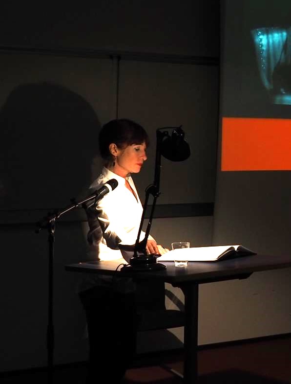  Die Schauspielerin Dorothea Baltzer im Profil an einem Tisch sitzend Spotlicht auf den Tisch in einem ansonsten abgedunkelten Raum