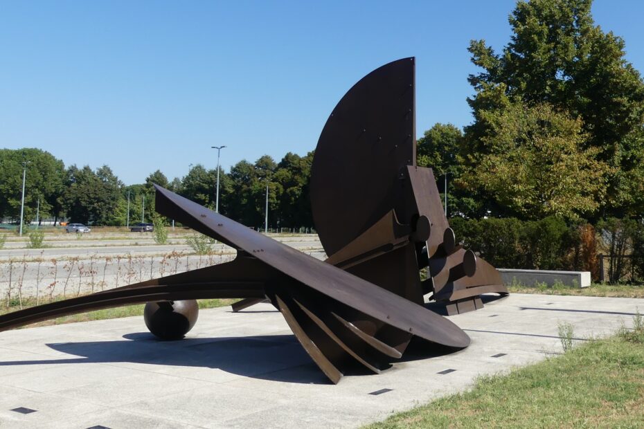 Skulptur "Tag und Nacht" des Künstlers Bernhard Heiliger (1983) erinnert an die Zwangsarbeiter in den Daimler‐Werken