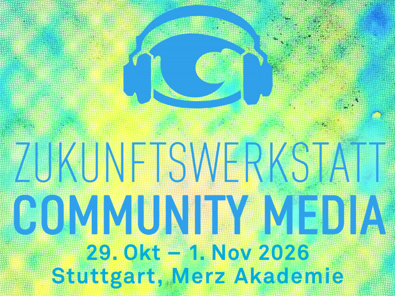 Veranstaltung „Zukunftswerkstatt Community Media“ vom 29. Oktober bis 1. November 2026 in der Merz Akademie Stuttgart, dargestellt durch ein blaues Logo mit Kopfhörern und einem stilisierten Auge auf gelb-blauem Punktmuster-Hintergrund.