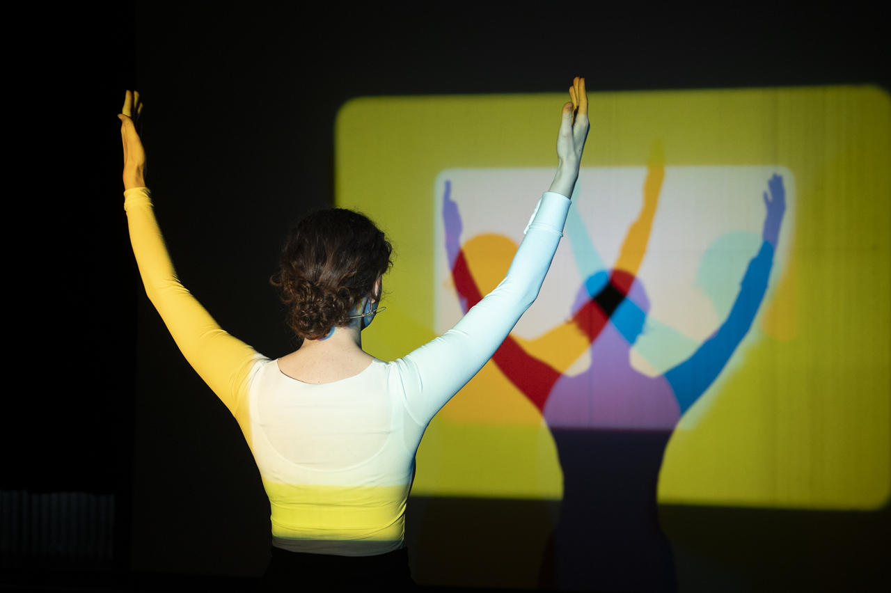 Bildcredits: Malcolm Le Grice, Horror Film 1, Reenactment von Betija Zvejniece, 2024, Performanceansicht EMAF 2024, Foto: Angela von Brill